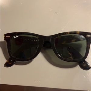 Classic tortoise Ray-Ban wayfarer
